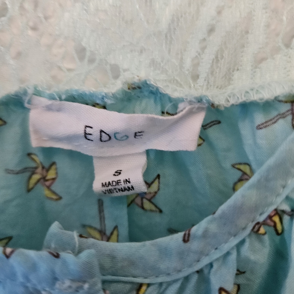 Edge Pinwheel Button/Lace Tank - Picture 5 of 5